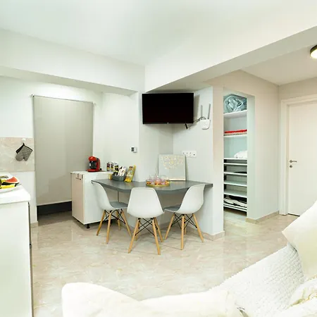 Foxy Summer House Alepou