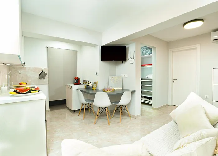 Foxy Summer House Alepou